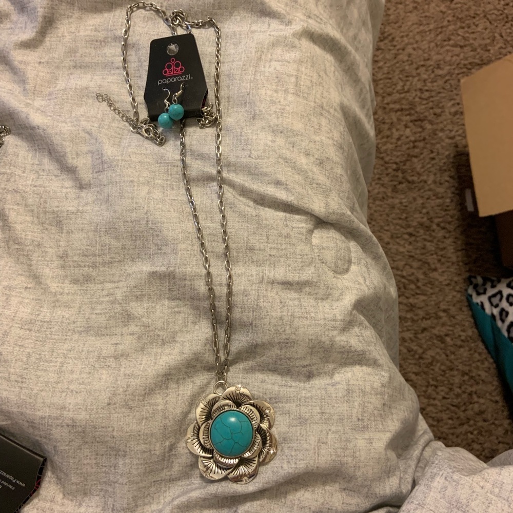 Paparazzi jewelry necklace with earrings